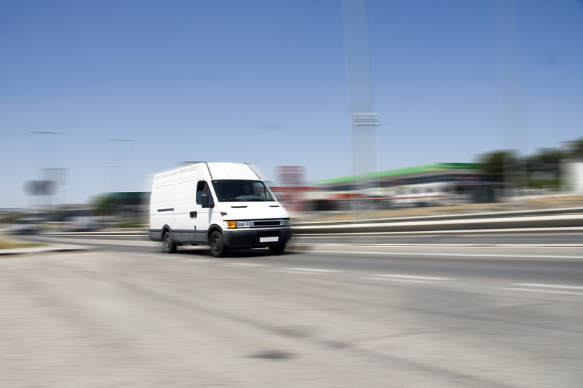 Lieferwagen und Autos